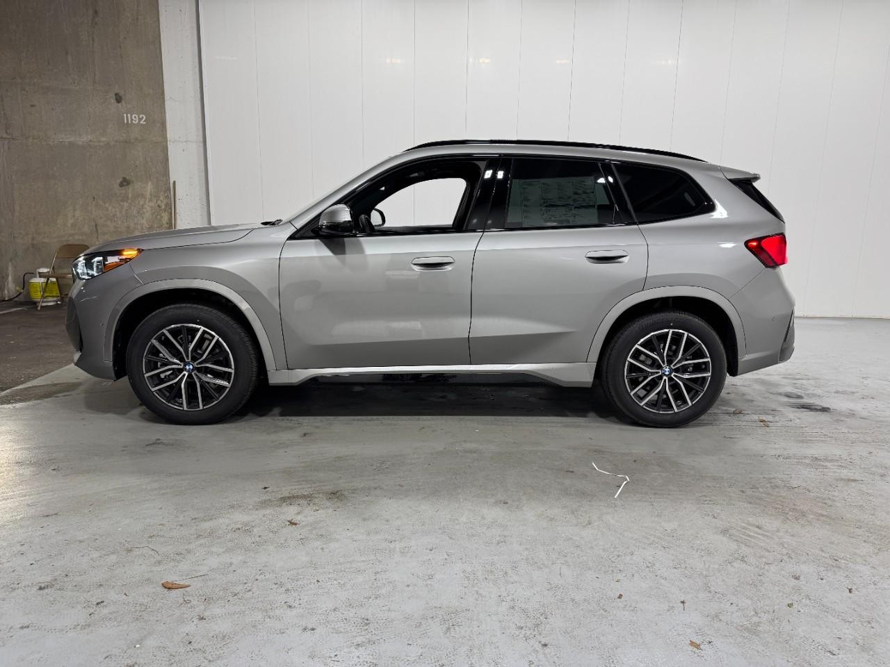 BMW X1 Vehicle Full-screen Gallery Image 2