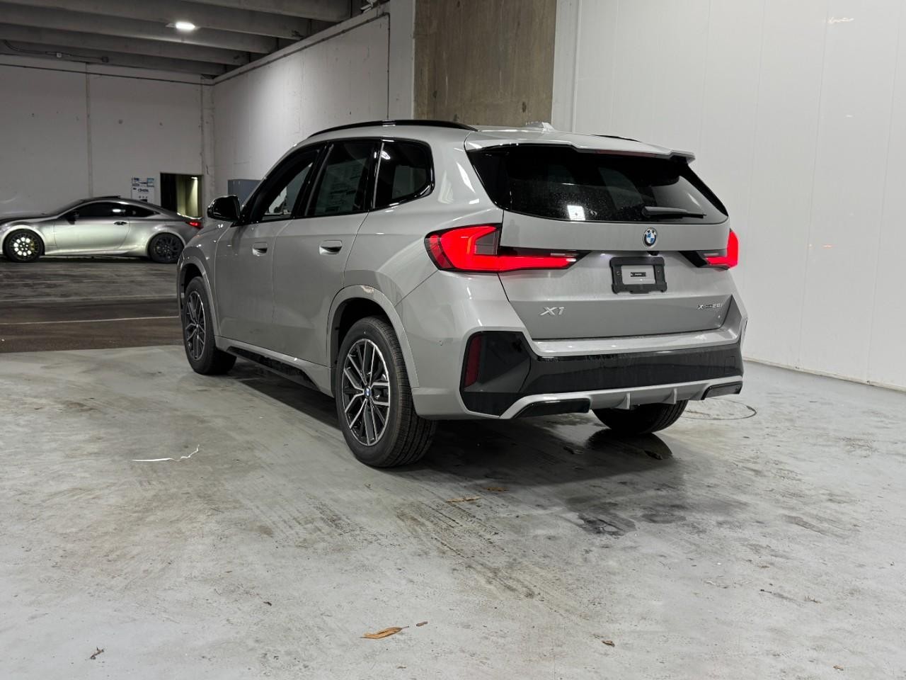 BMW X1 Vehicle Full-screen Gallery Image 3