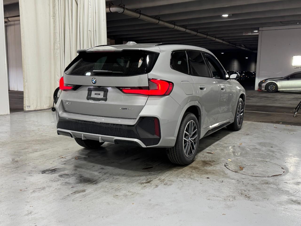 BMW X1 Vehicle Full-screen Gallery Image 4