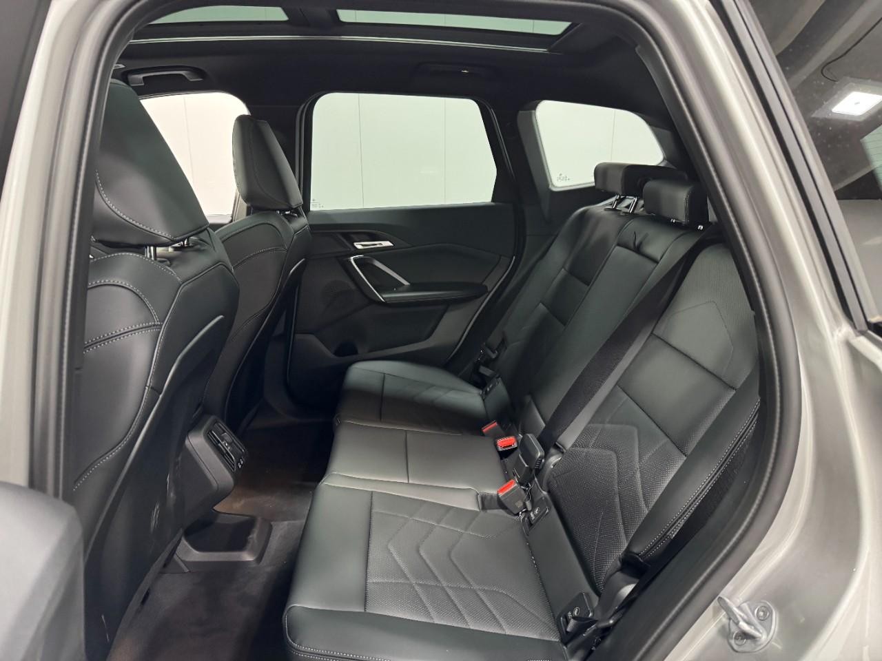 BMW X1 Vehicle Full-screen Gallery Image 8