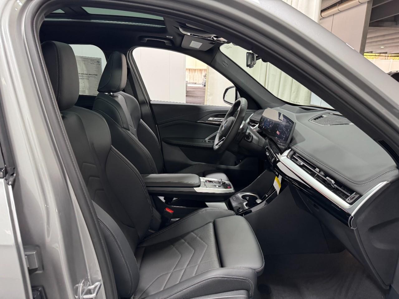 BMW X1 Vehicle Full-screen Gallery Image 16