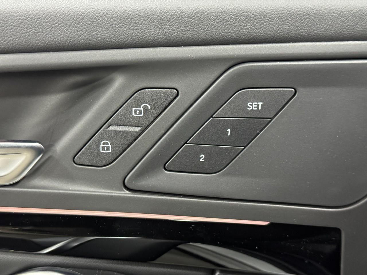 BMW X1 Vehicle Full-screen Gallery Image 21