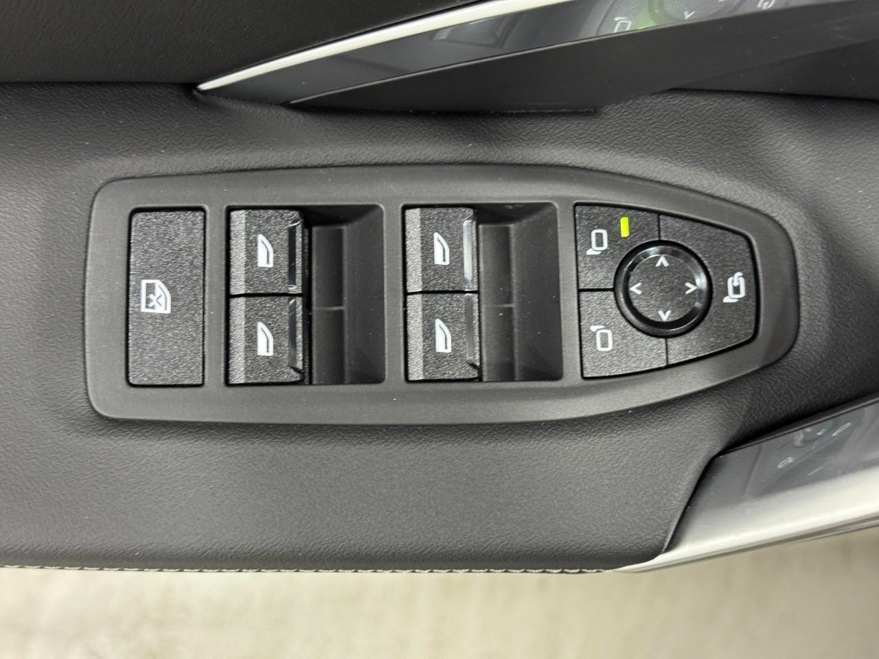 BMW X1 Vehicle Full-screen Gallery Image 22