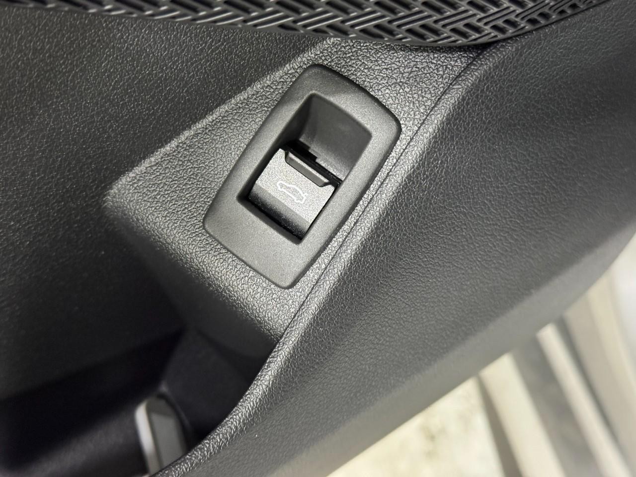 BMW X1 Vehicle Full-screen Gallery Image 23