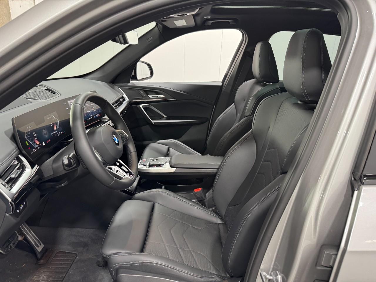 BMW X1 Vehicle Full-screen Gallery Image 24