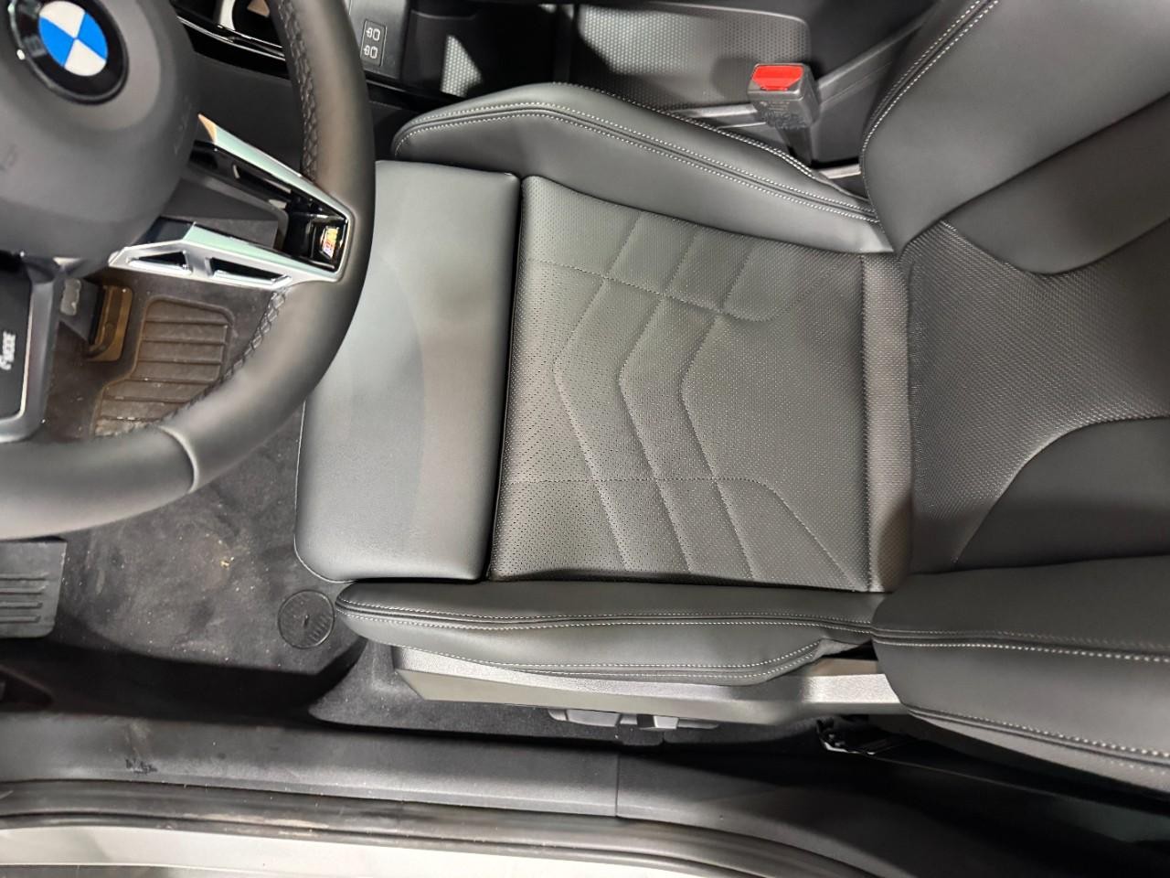 BMW X1 Vehicle Full-screen Gallery Image 25