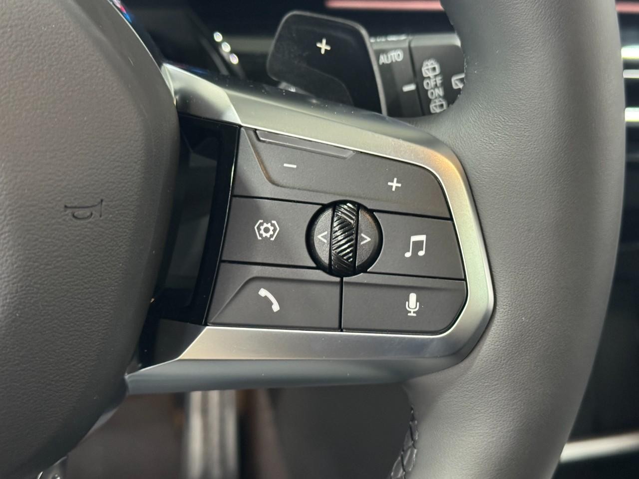 BMW X1 Vehicle Full-screen Gallery Image 29