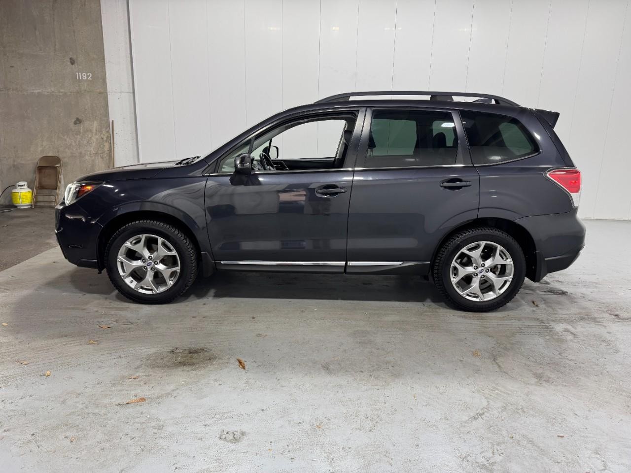 Subaru Forester Vehicle Full-screen Gallery Image 2