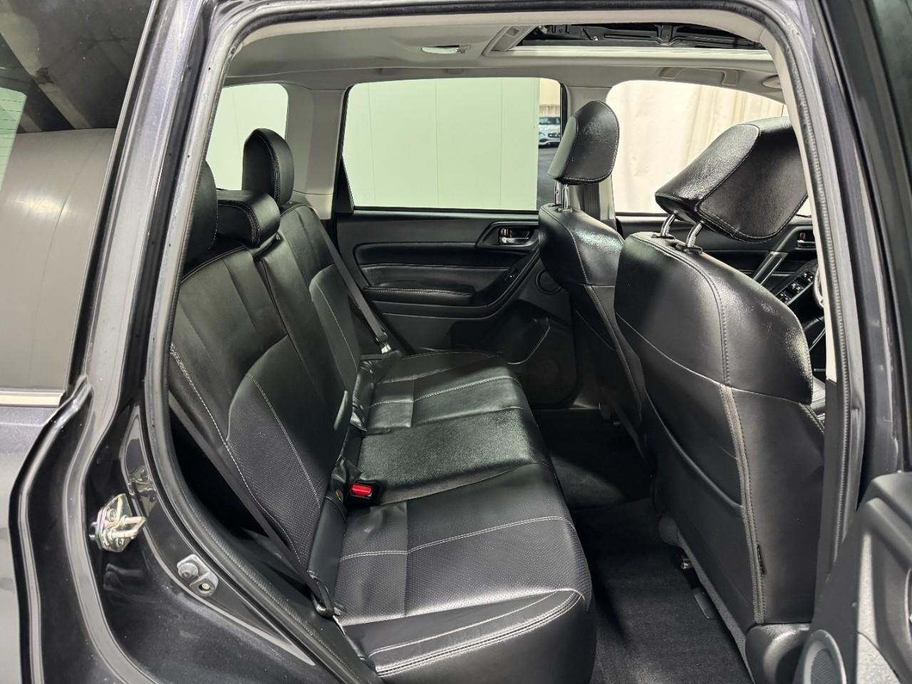 Subaru Forester Vehicle Full-screen Gallery Image 10