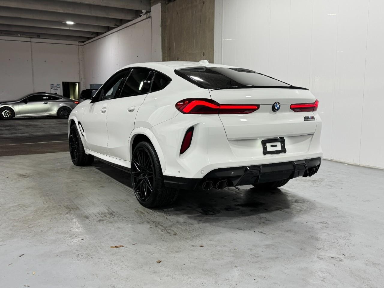 BMW X6 M Vehicle Full-screen Gallery Image 3