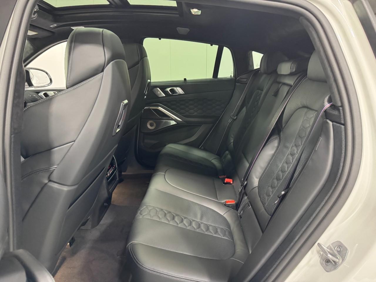 BMW X6 M Vehicle Full-screen Gallery Image 8