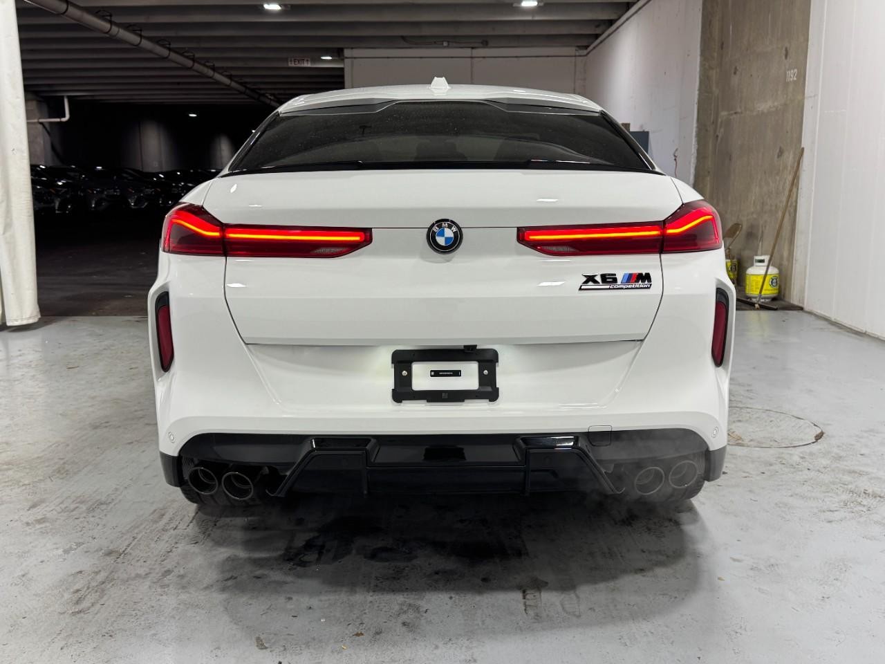 BMW X6 M Vehicle Full-screen Gallery Image 9