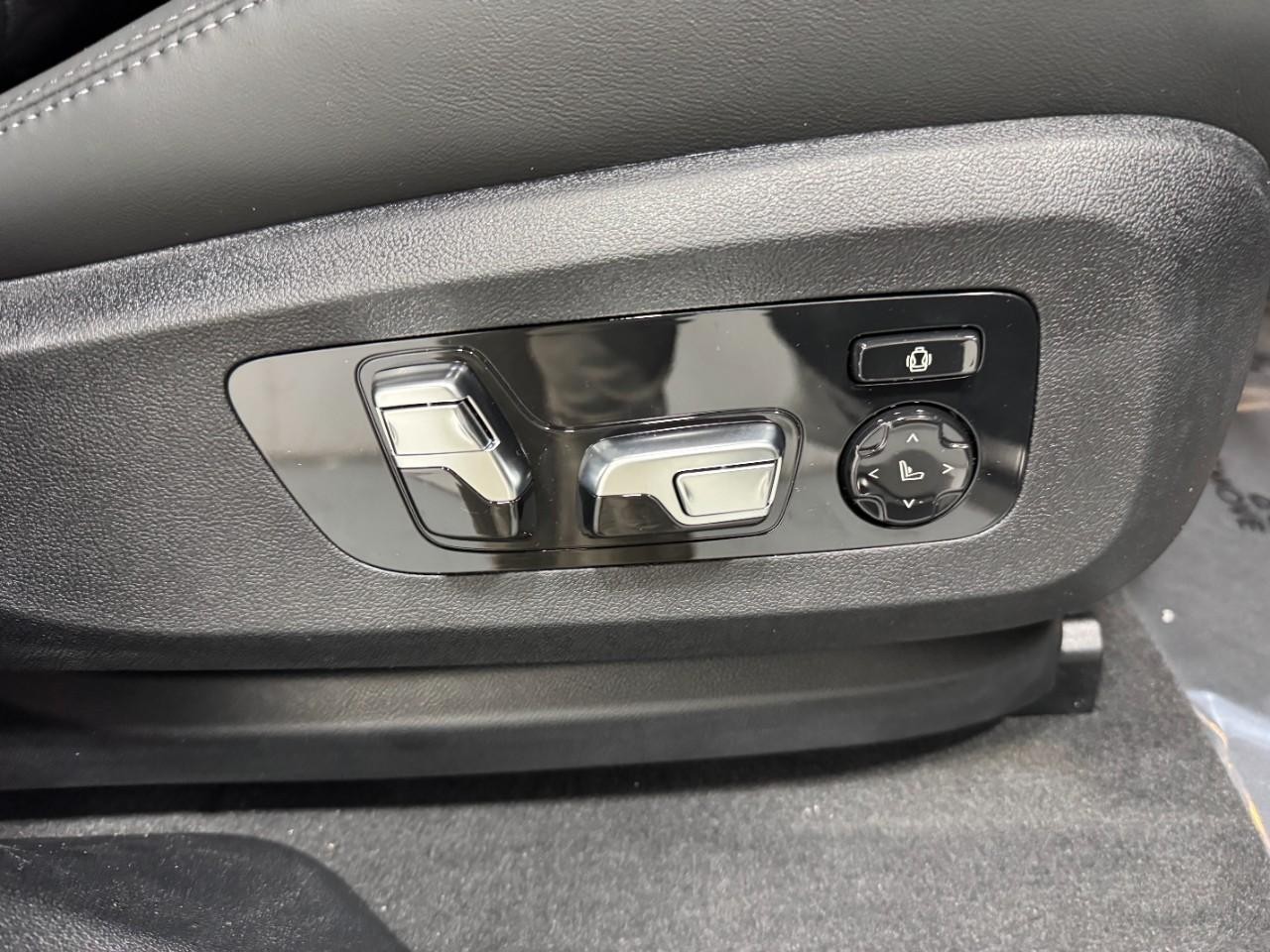 BMW X6 M Vehicle Full-screen Gallery Image 20