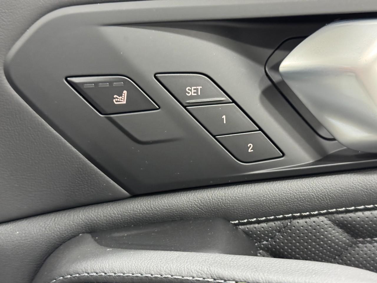 BMW X6 M Vehicle Full-screen Gallery Image 21