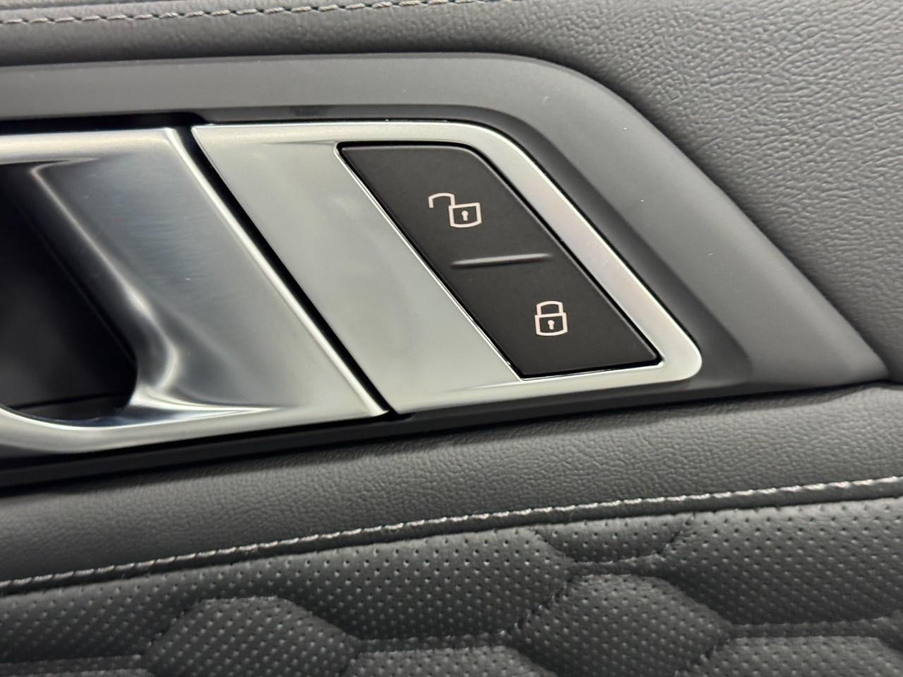 BMW X6 M Vehicle Full-screen Gallery Image 22