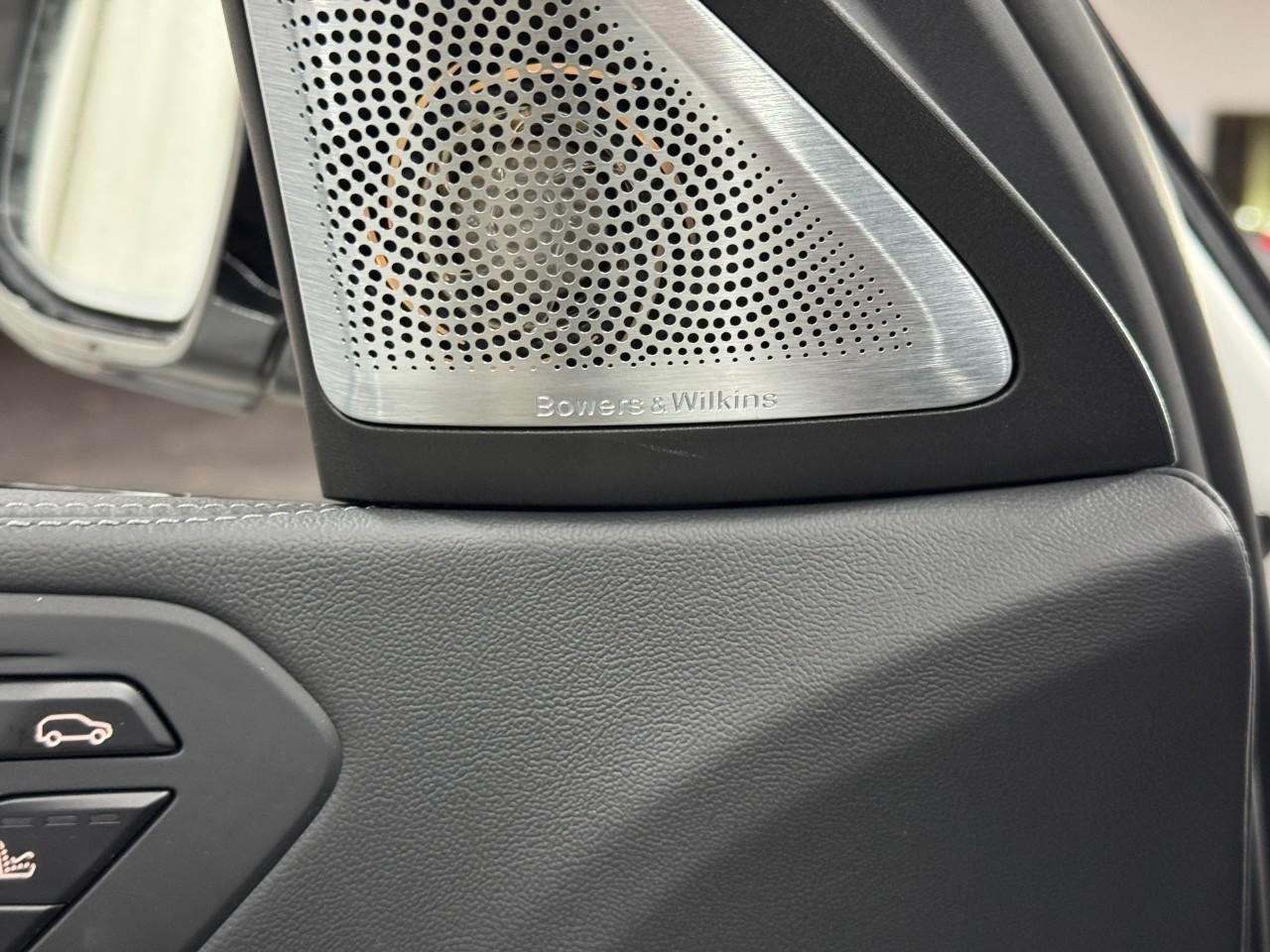 BMW X6 M Vehicle Full-screen Gallery Image 24