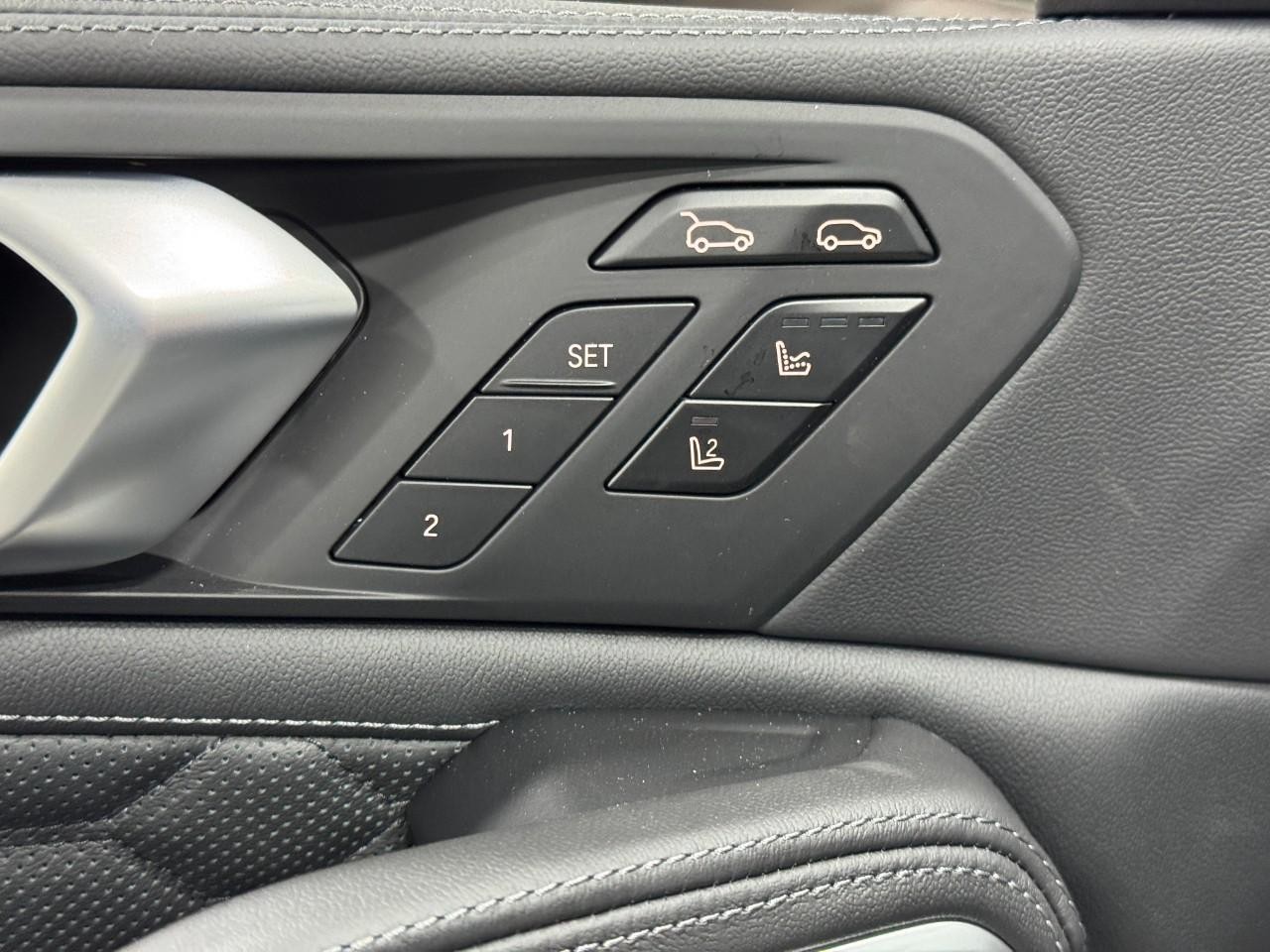 BMW X6 M Vehicle Full-screen Gallery Image 25