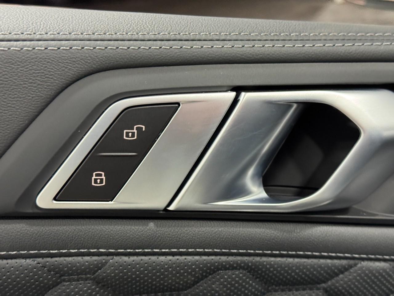 BMW X6 M Vehicle Full-screen Gallery Image 26