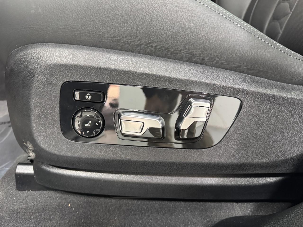 BMW X6 M Vehicle Full-screen Gallery Image 30