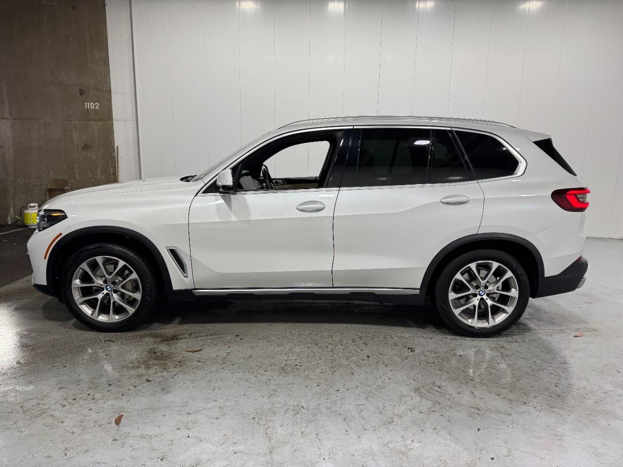 BMW X5 Vehicle Full-screen Gallery Image 2