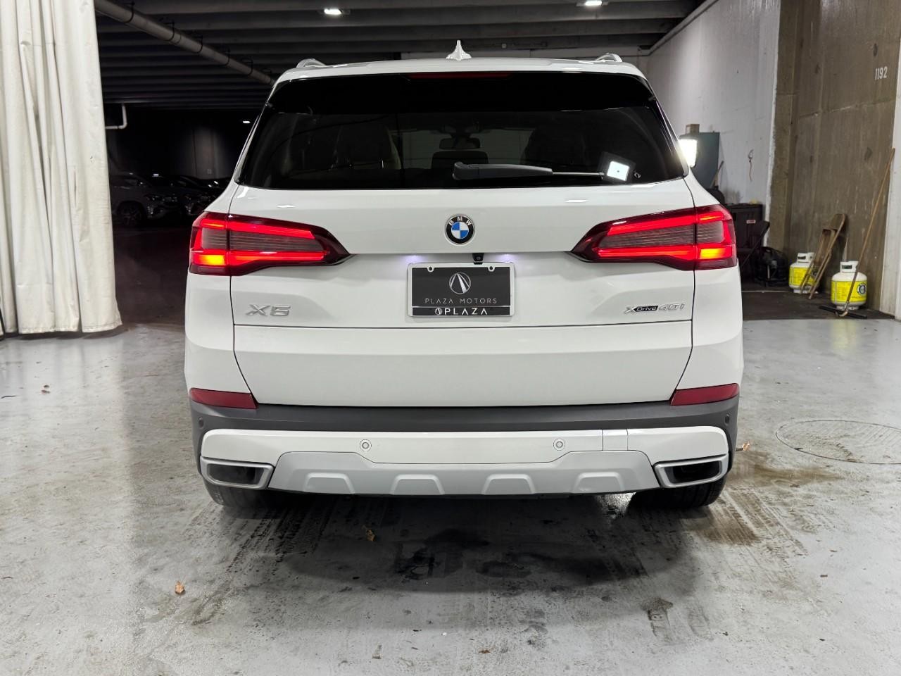 BMW X5 Vehicle Full-screen Gallery Image 9