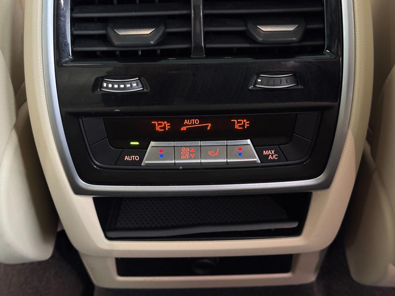 BMW X5 Vehicle Full-screen Gallery Image 11