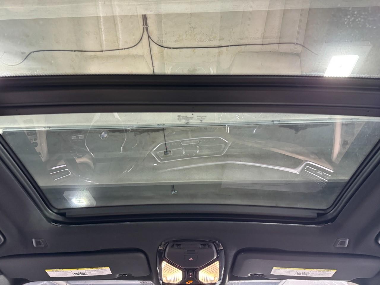 BMW X5 Vehicle Full-screen Gallery Image 12