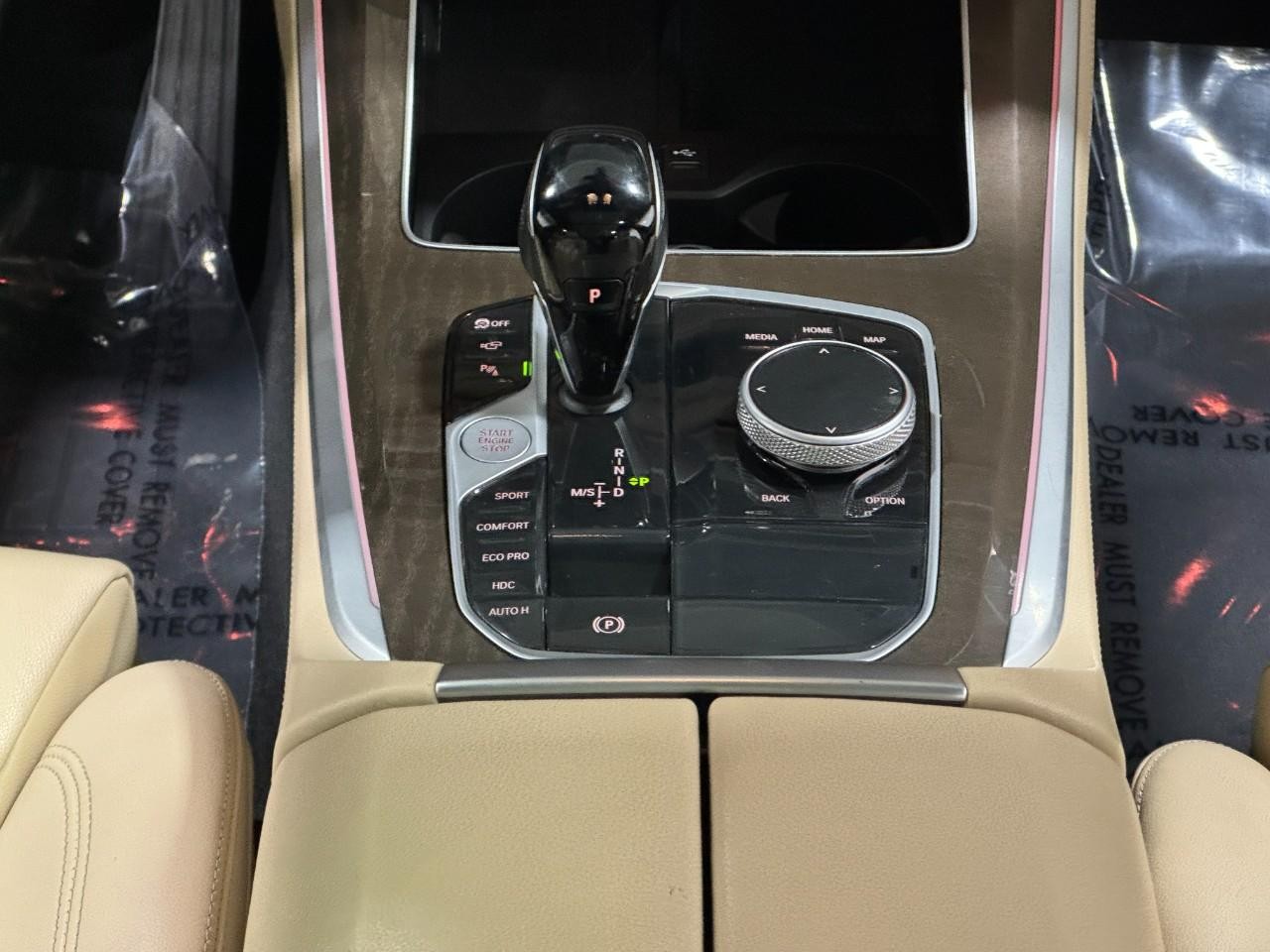 BMW X5 Vehicle Full-screen Gallery Image 17