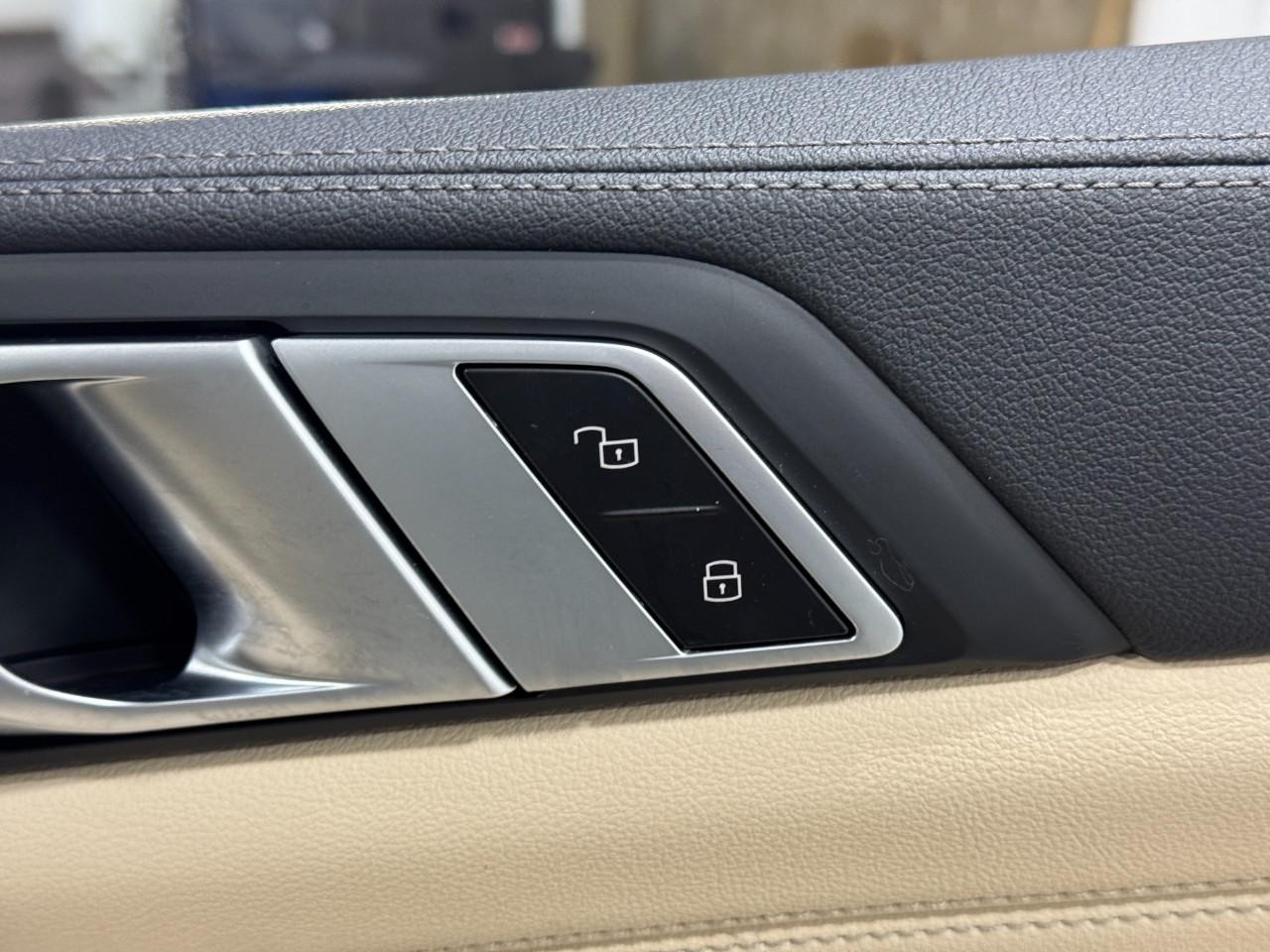 BMW X5 Vehicle Full-screen Gallery Image 22