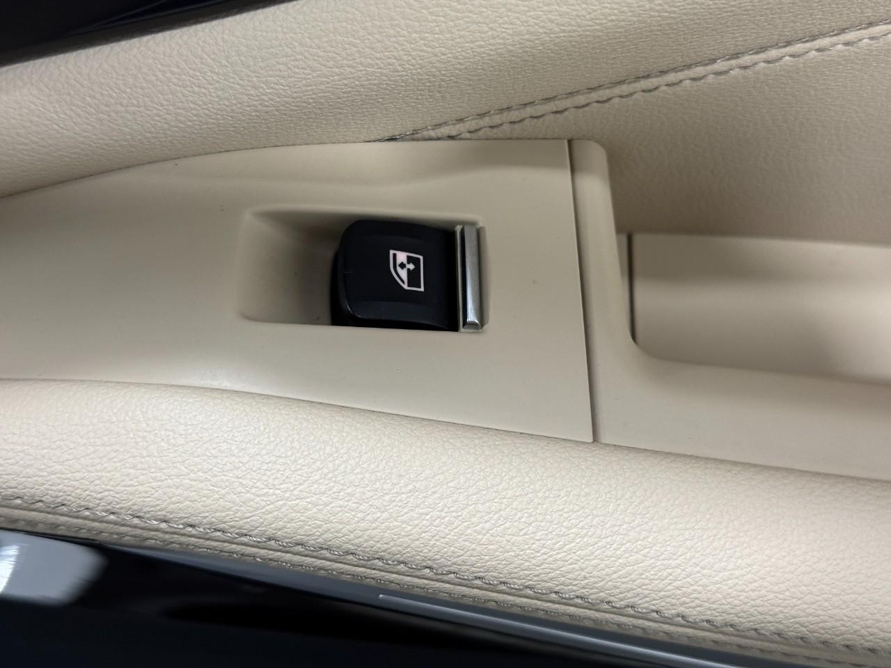 BMW X5 Vehicle Full-screen Gallery Image 23