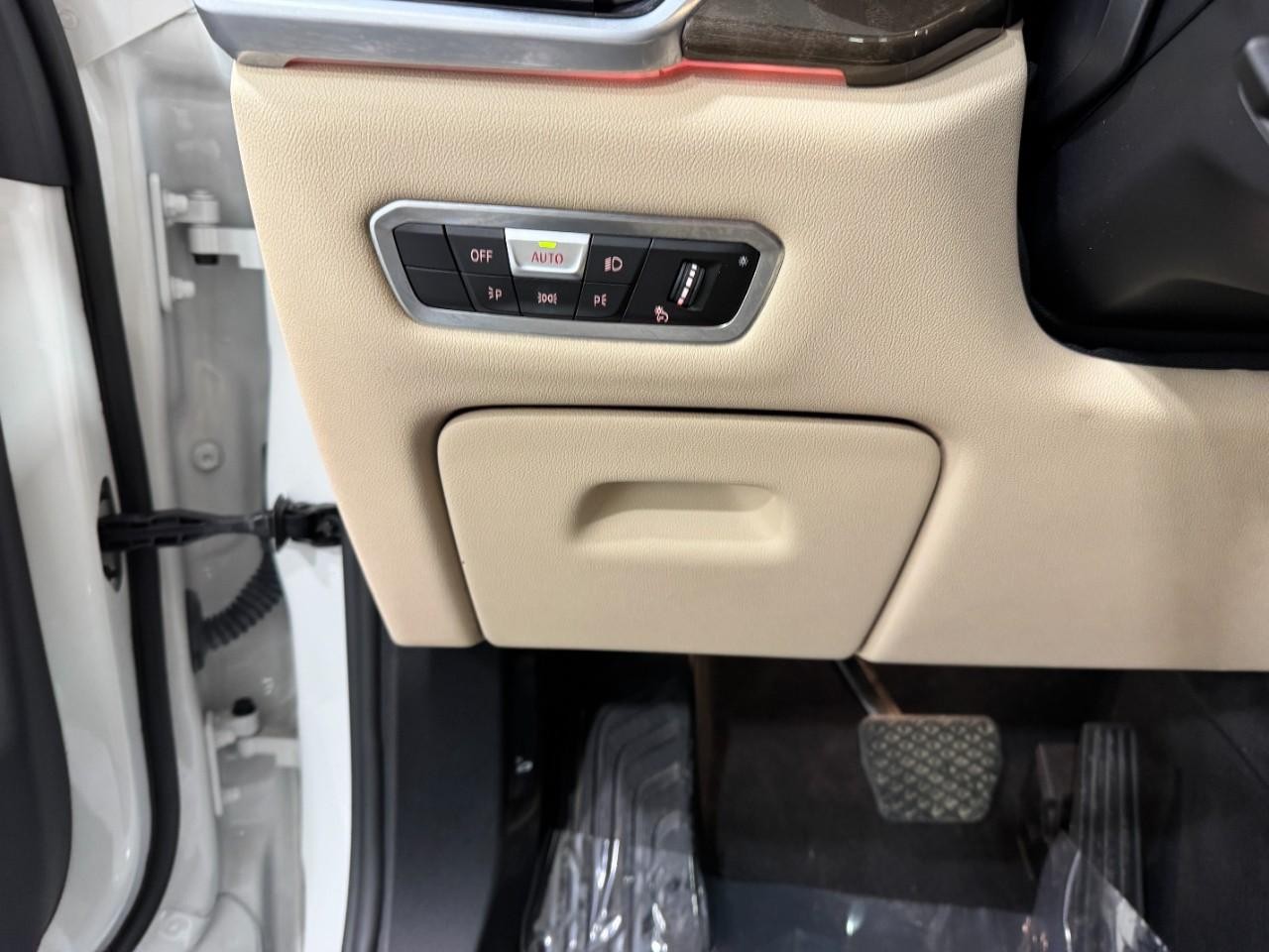 BMW X5 Vehicle Full-screen Gallery Image 30