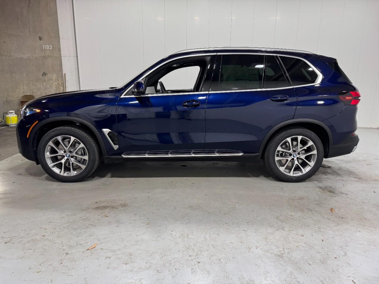 BMW X5 Vehicle Full-screen Gallery Image 2