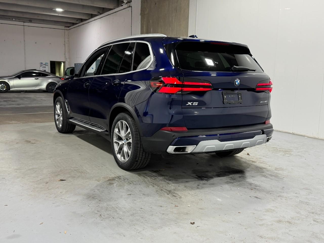 BMW X5 Vehicle Full-screen Gallery Image 3