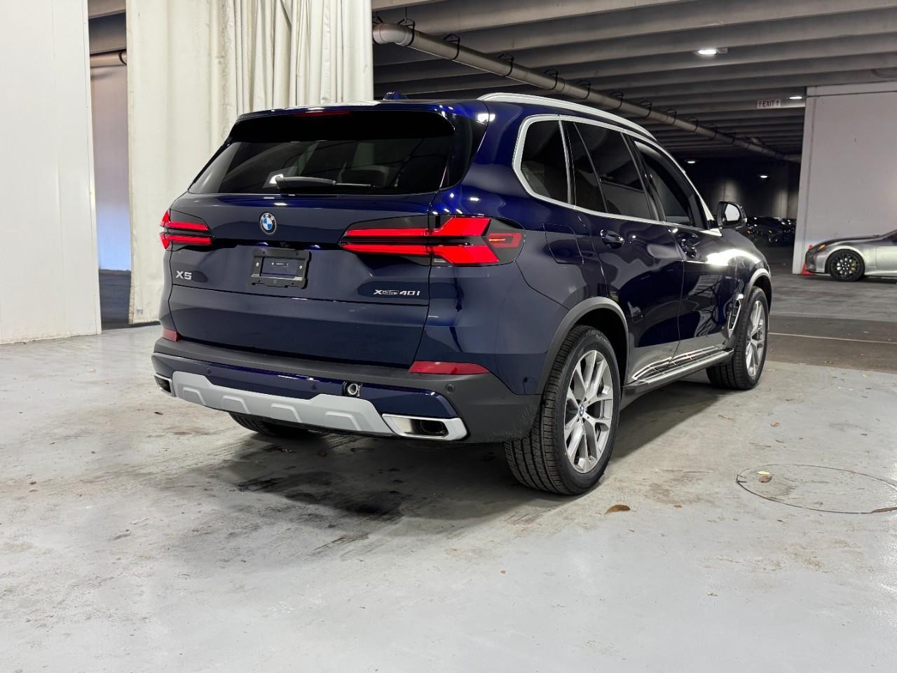 BMW X5 Vehicle Full-screen Gallery Image 4