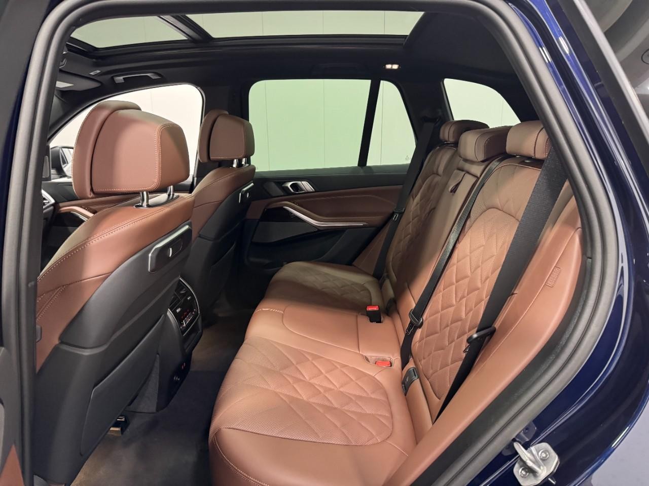 BMW X5 Vehicle Full-screen Gallery Image 8