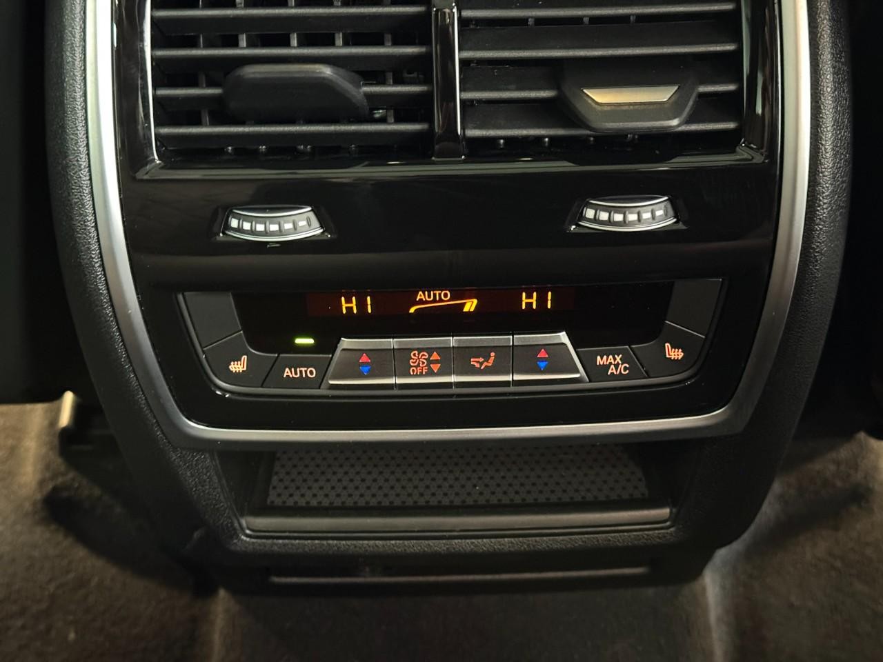 BMW X5 Vehicle Full-screen Gallery Image 11