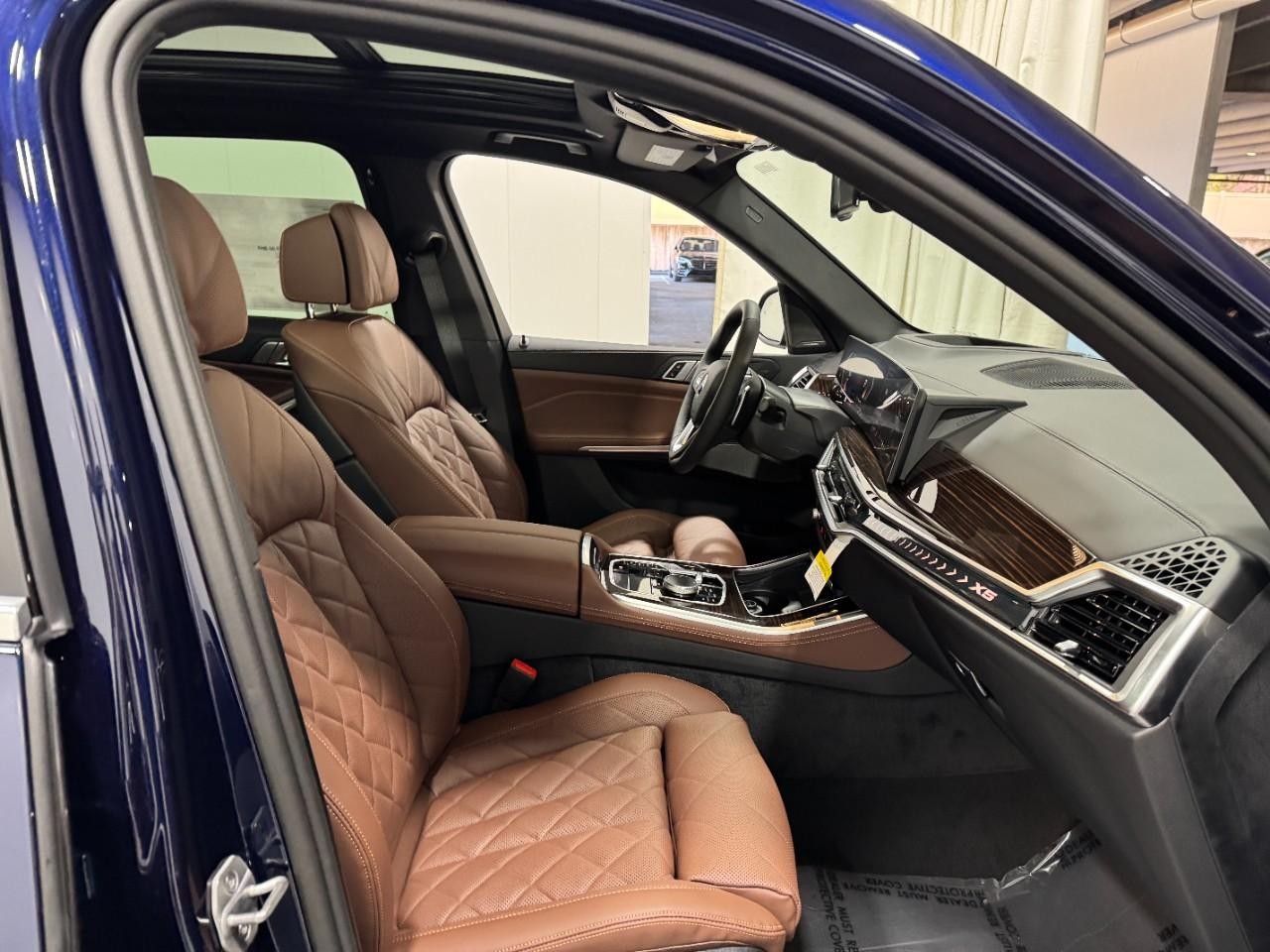 BMW X5 Vehicle Full-screen Gallery Image 18