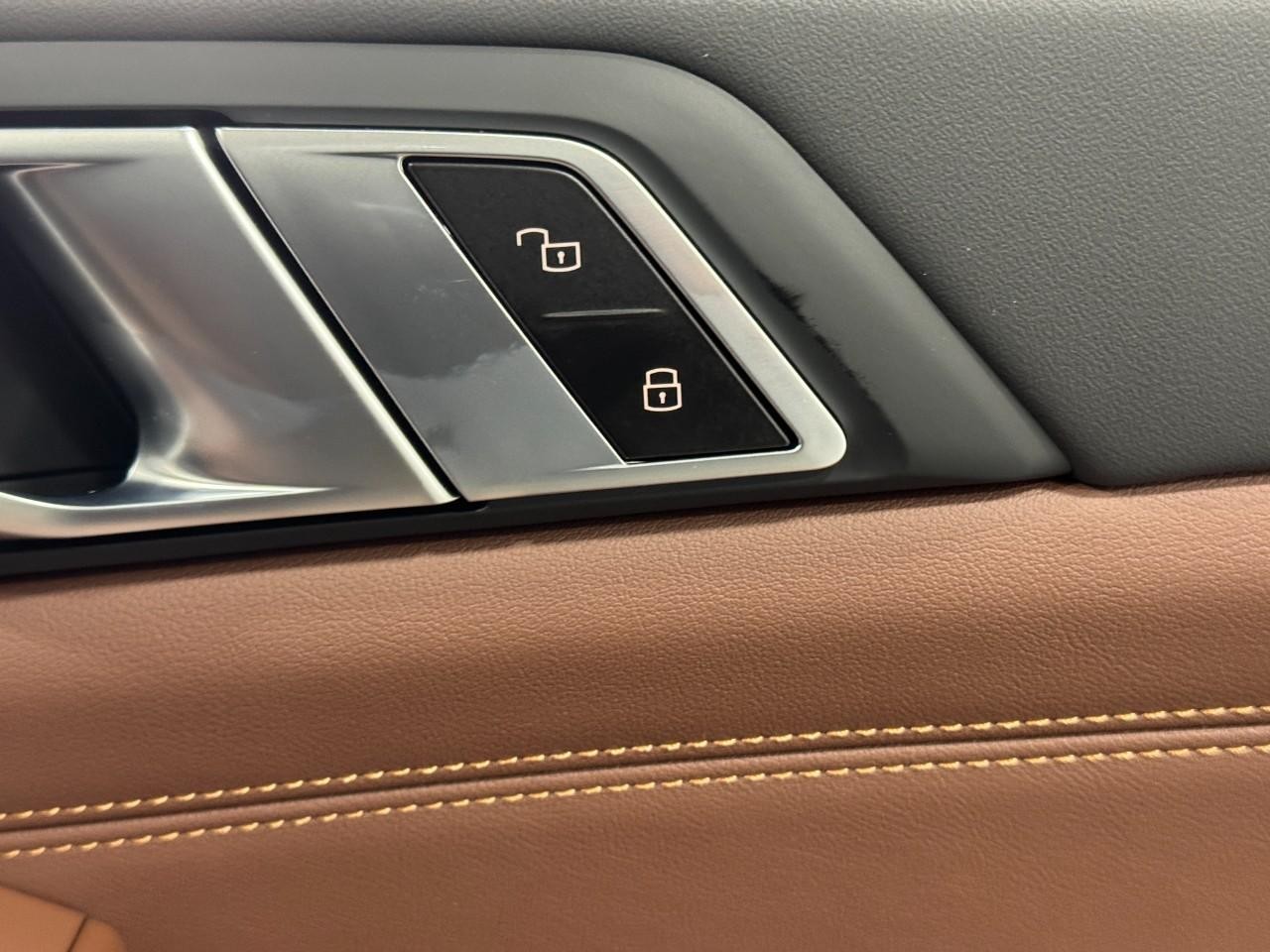 BMW X5 Vehicle Full-screen Gallery Image 21