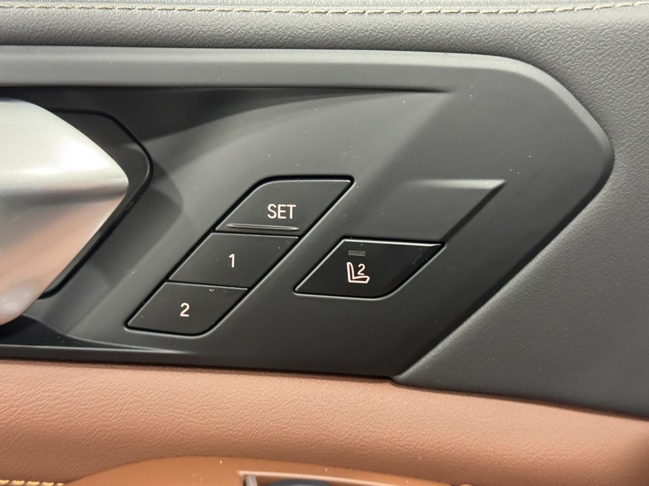 BMW X5 Vehicle Full-screen Gallery Image 24