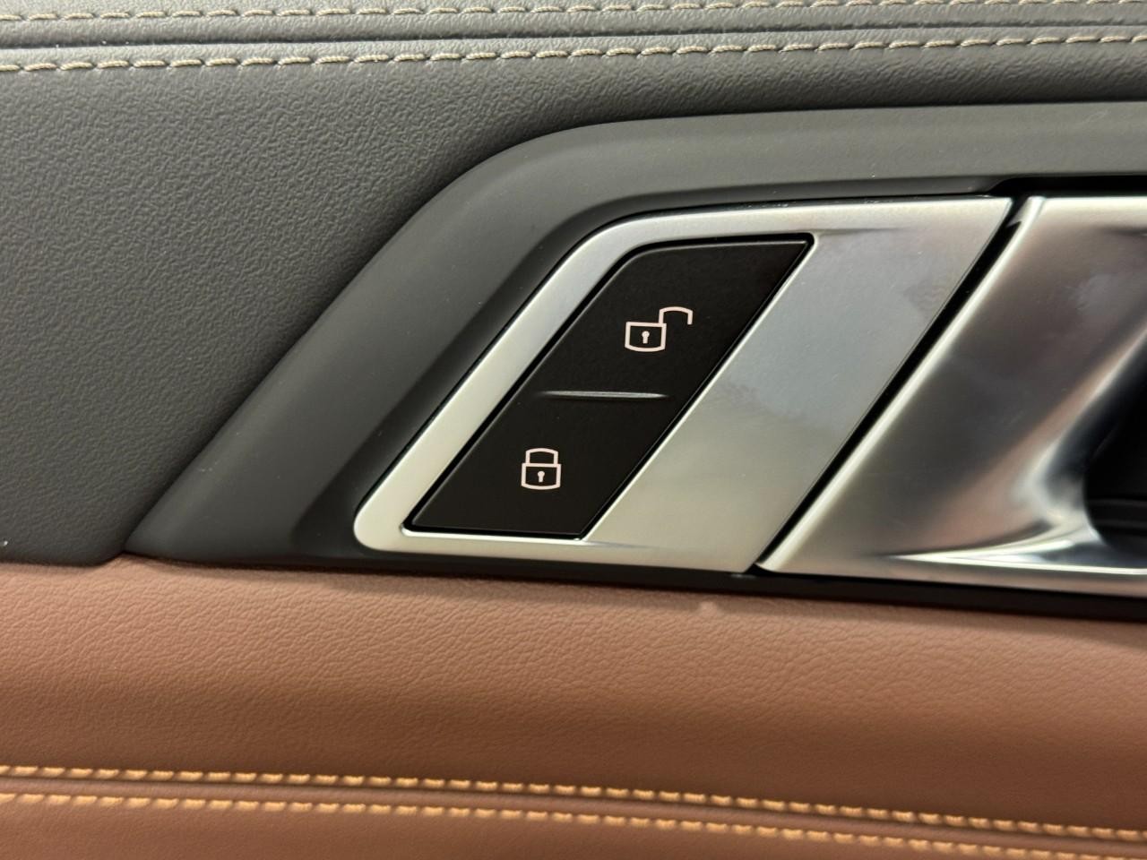 BMW X5 Vehicle Full-screen Gallery Image 25