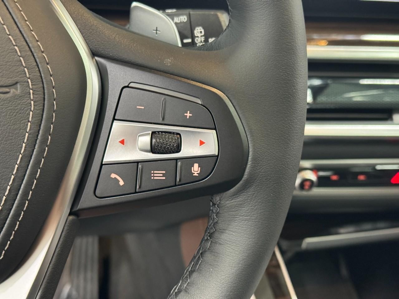 BMW X5 Vehicle Full-screen Gallery Image 32