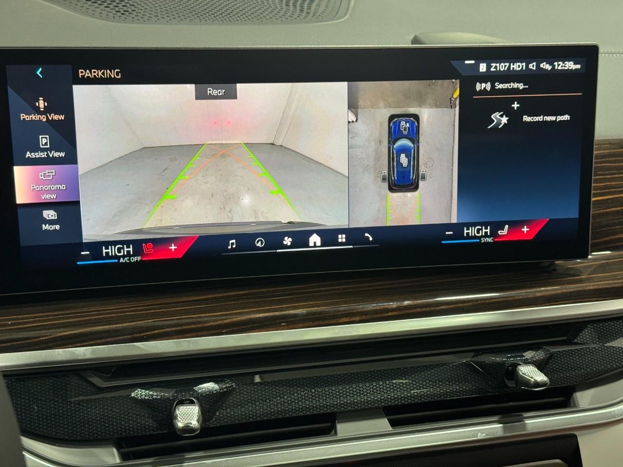 BMW X5 Vehicle Full-screen Gallery Image 34