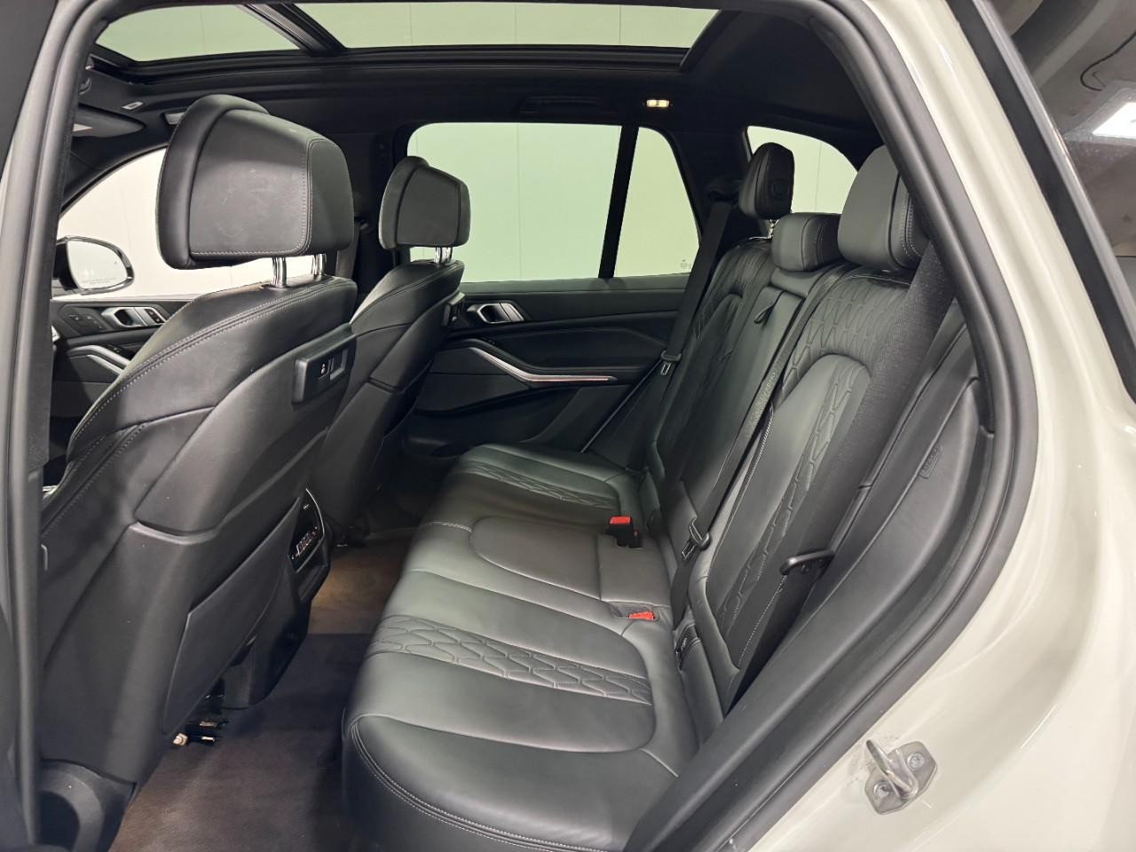 BMW X5 Vehicle Full-screen Gallery Image 7