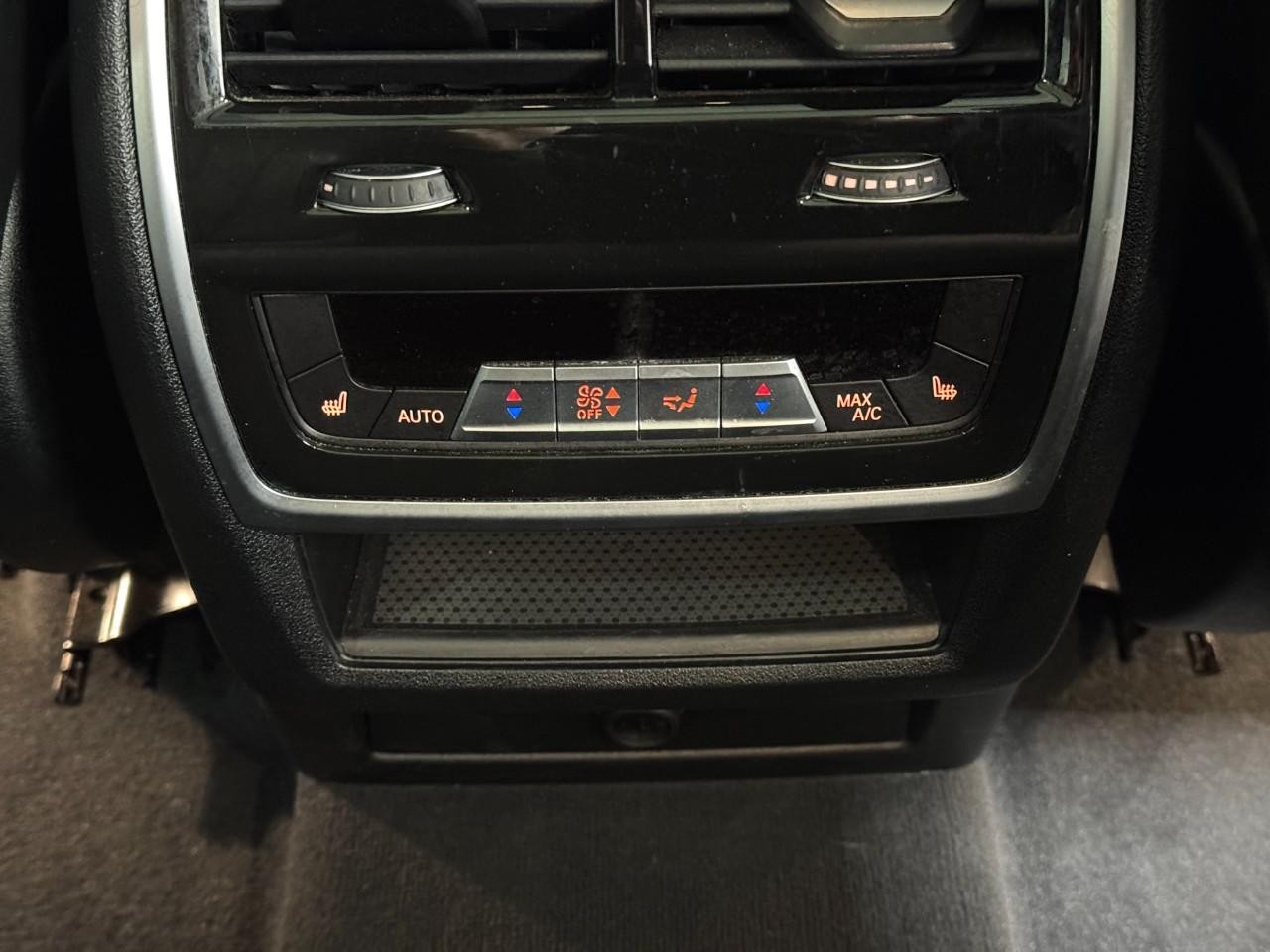 BMW X5 Vehicle Full-screen Gallery Image 10