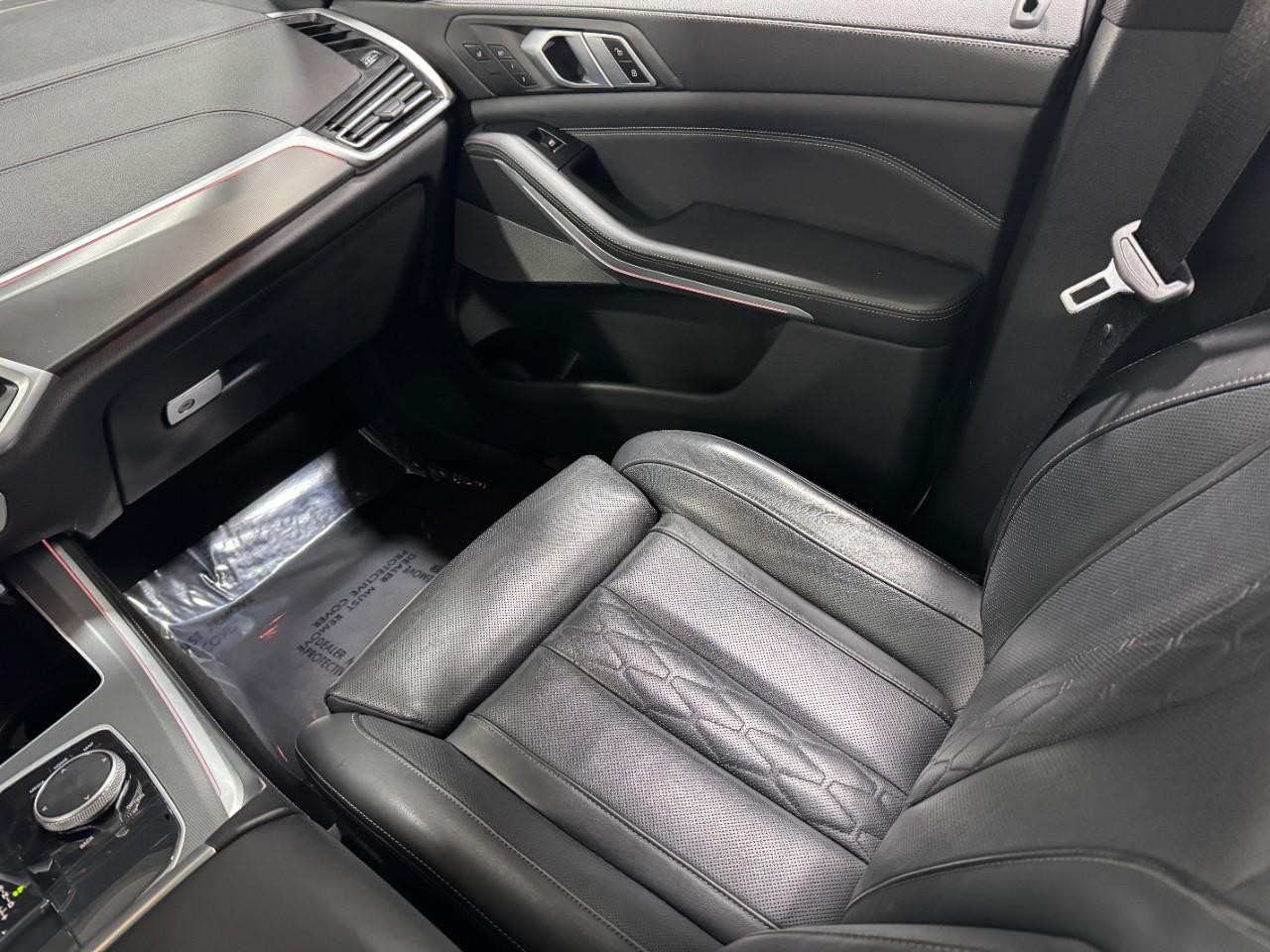 BMW X5 Vehicle Full-screen Gallery Image 16