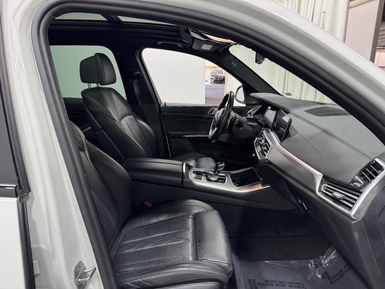 BMW X5 Vehicle Full-screen Gallery Image 17