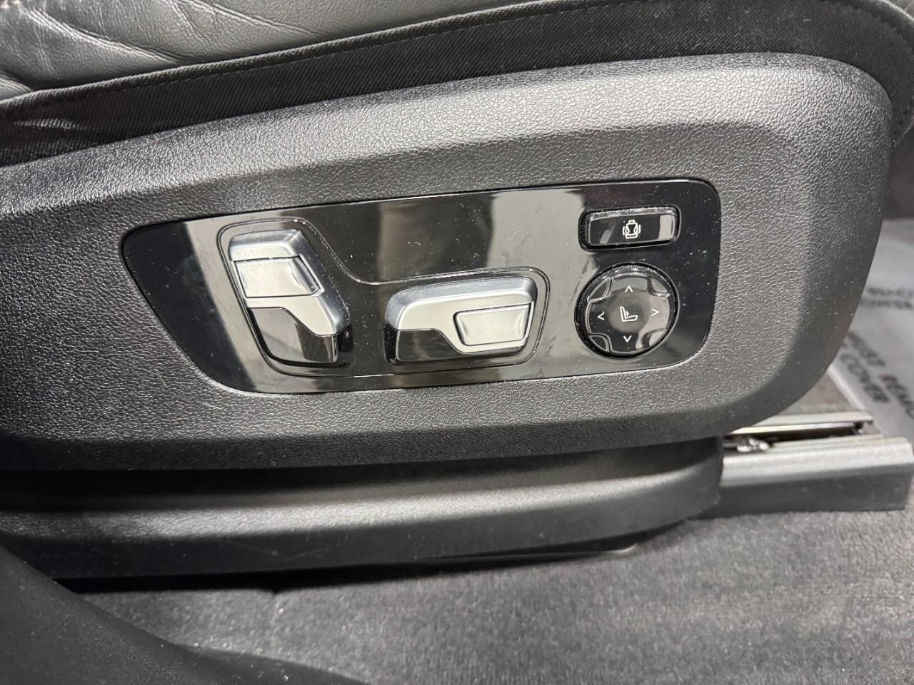 BMW X5 Vehicle Full-screen Gallery Image 19