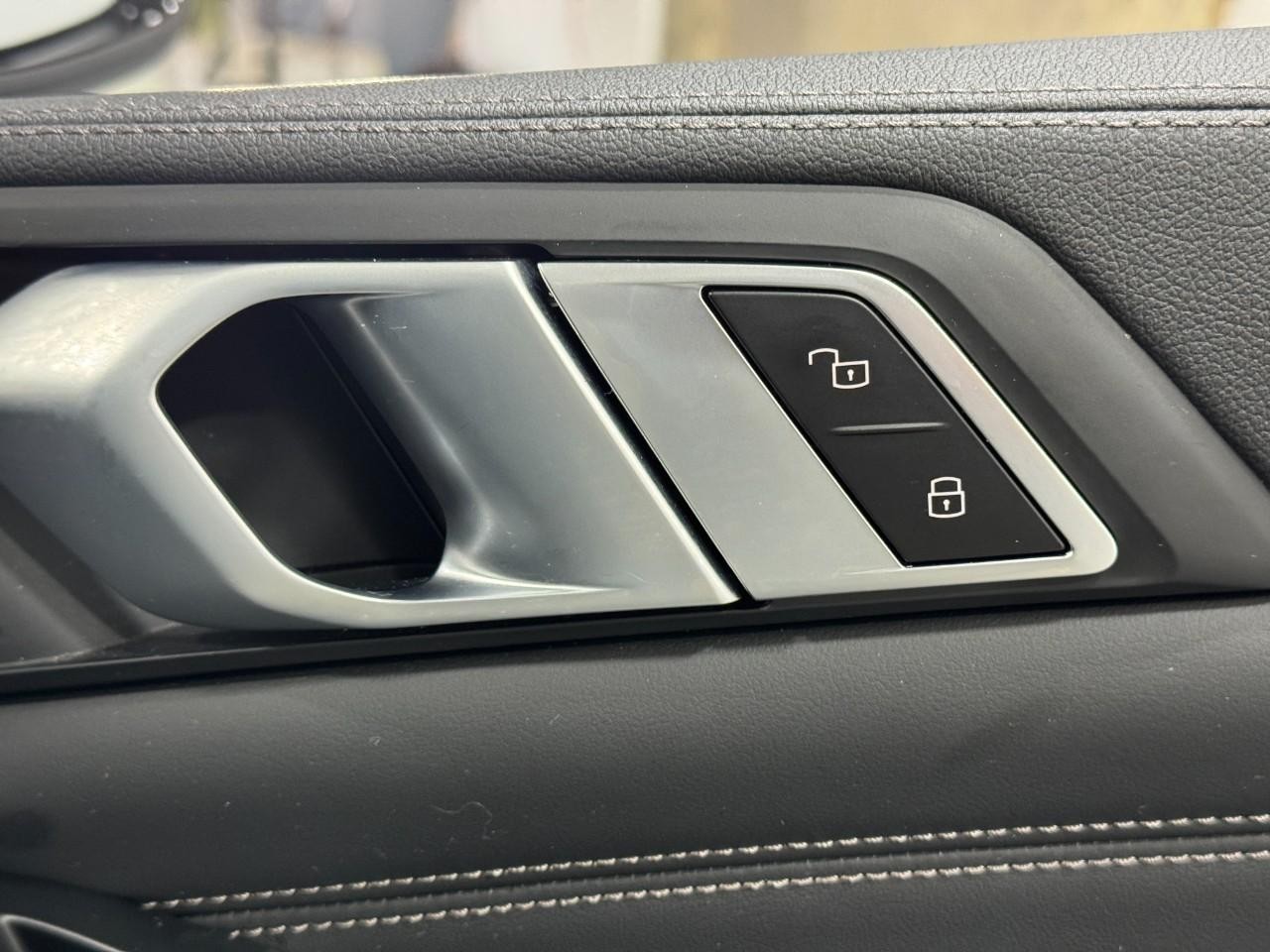 BMW X5 Vehicle Full-screen Gallery Image 21