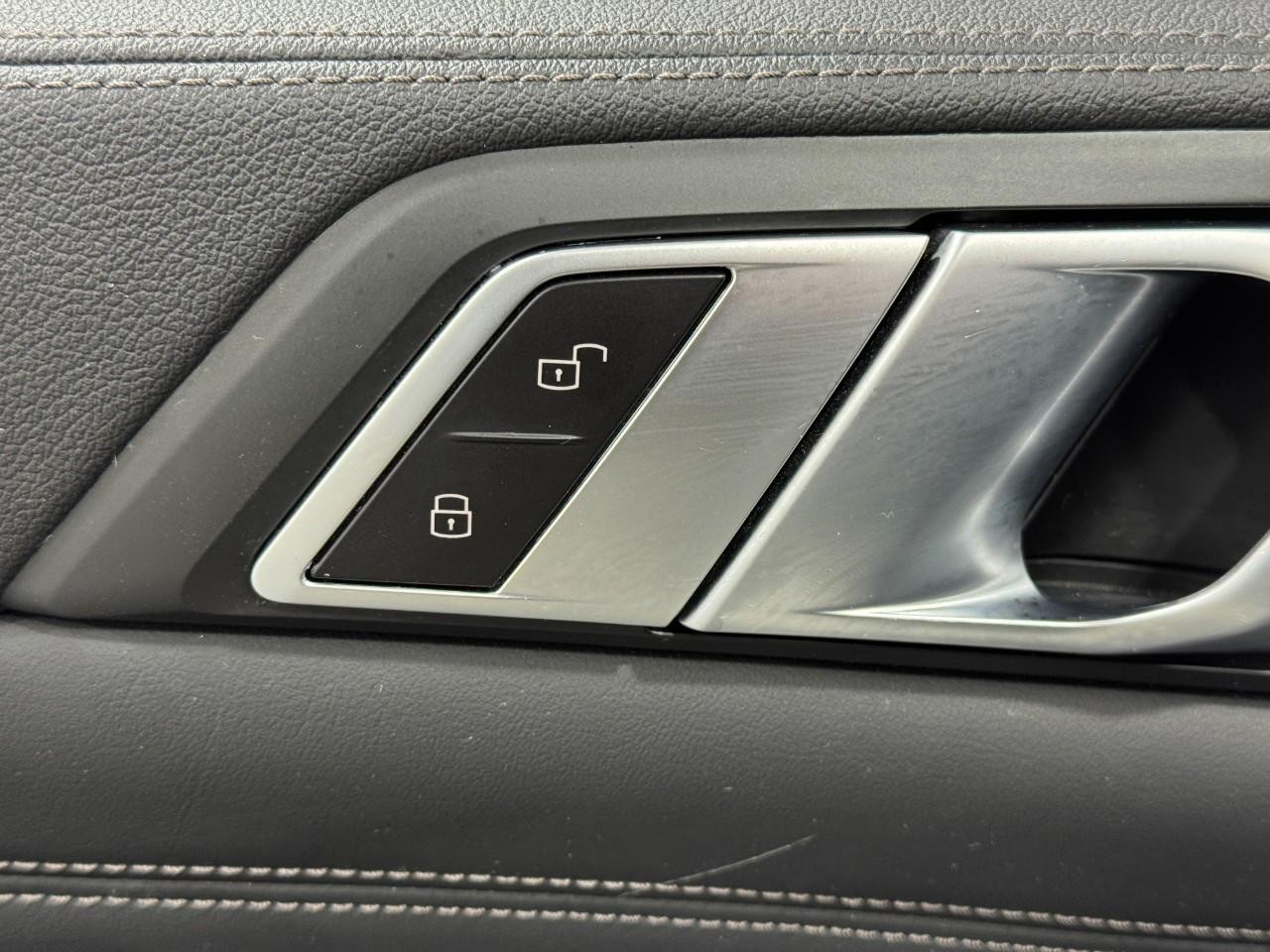 BMW X5 Vehicle Full-screen Gallery Image 25