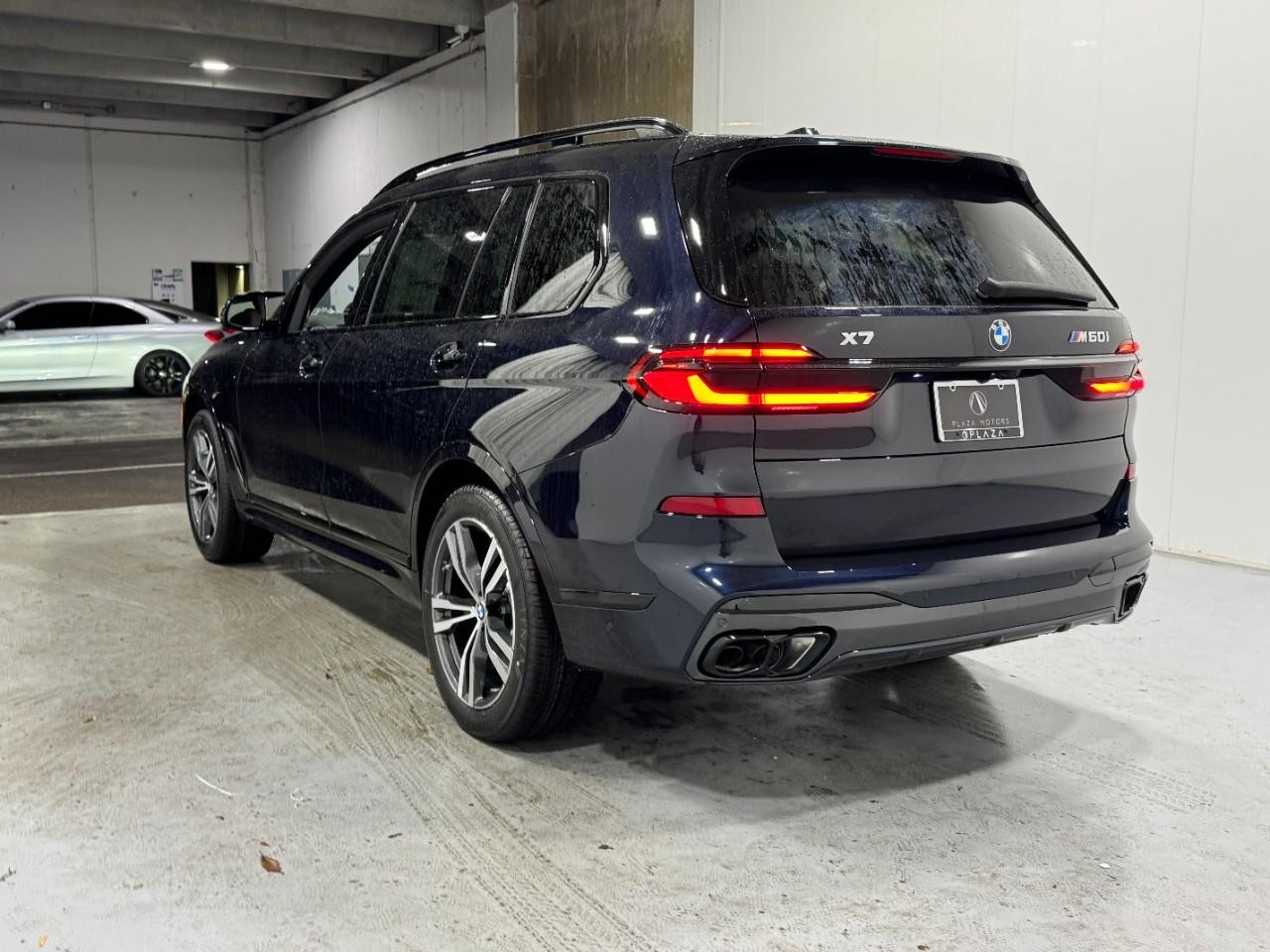 BMW X7 Vehicle Full-screen Gallery Image 3